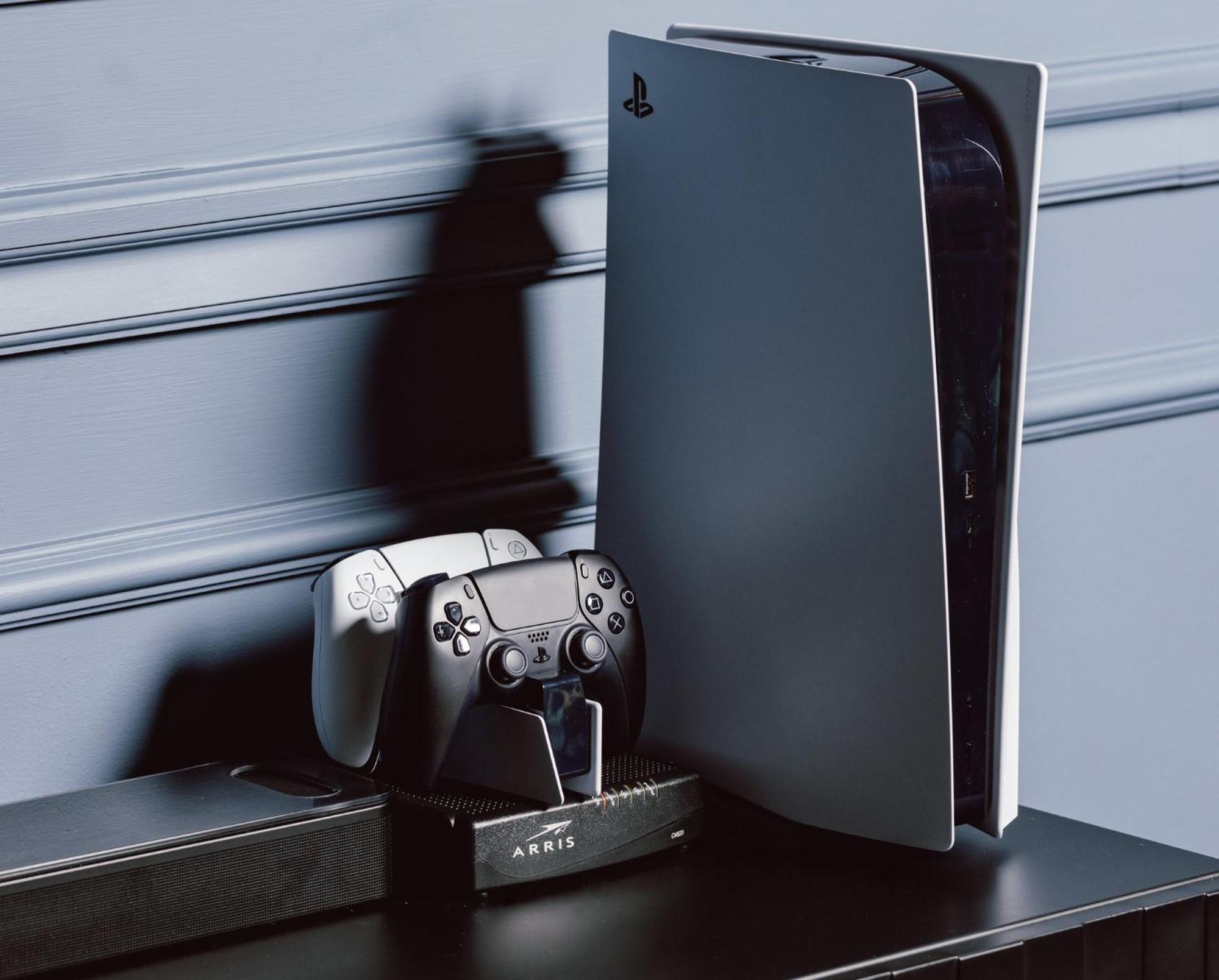 Kimpton Clocktower By Ihg Otel Manchester Dış mekan fotoğraf The photo shows a gaming setup featuring a PlayStation 5 console, which has a sleek white and black design. Next to the console is a controller, which is also primarily black with some white accents. The console and controller are displayed on a dark